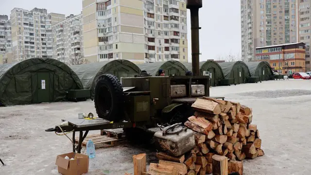 Польова кухня і намети для обігріву на Троєщині в Києві