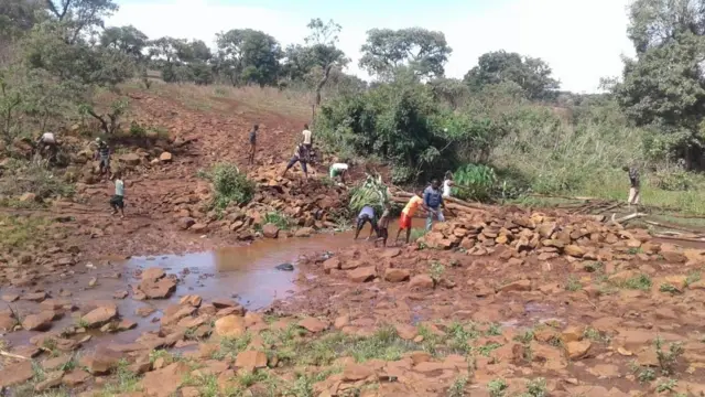 43 சிறுபாலங்கள், 28 நீர் சுத்திகரிப்பு கட்டமைப்புகள், 1 சிறு அணை ஆகியவற்றை கட்டமைத்துள்ளார் கண்ணன் அம்பலம்