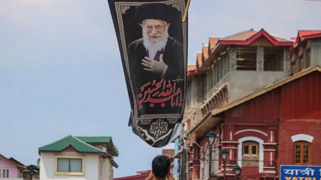 इस्रायलसोबत शस्त्रसंधी झाल्यानंतर इराणमध्ये फडकवण्यात आलेलं इराणचे सर्वोच्च नेते अली खामेनेई यांचं पोस्टर. या युद्धात इराणचा विजय झाला असं खोमेनेई यांचं म्हणणं आहे.