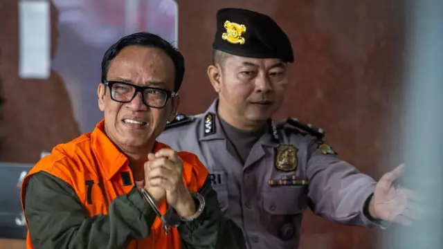 Immanuel Ebenezer (ketiga dari kiri) bersama tersangka lainnya berjalan menuju ruang konferensi pers usai terjaring OTT KPK di Gedung Merah Putih KPK, Jakarta, Jumat (22/08/2025).