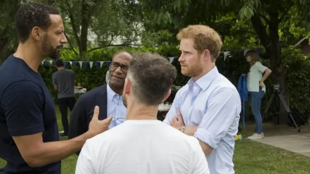 Rio Ferdinand (esq.) e príncipe Harry