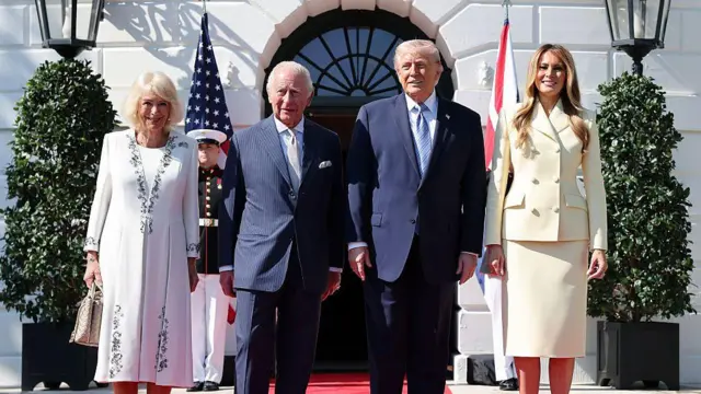 Królowa Kamila, król Karol III oraz prezydent USA Donald Trump i pierwsza dama Melania Trump uczestniczyli w pierwszym dniu wizyty państwowej brytyjskiej pary królewskiej w Stanach Zjednoczonych. Podróż obejmuje Waszyngton, Nowy Jork i Wirginię i jest związana z obchodami 250. rocznicy niepodległości USA.