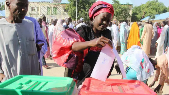Woman dey casts her ballots for her polling station