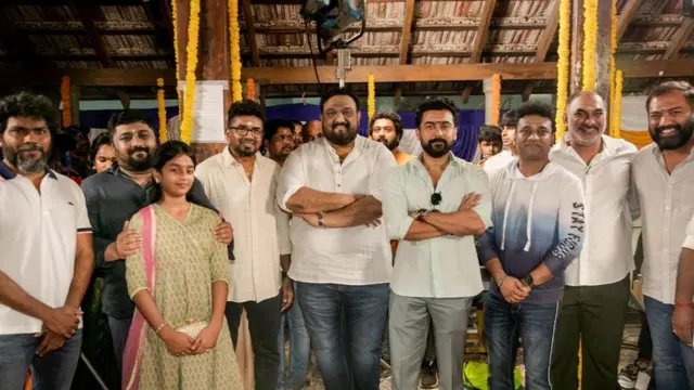 படக் குழுவினருடன் நடிகர் சூர்யா