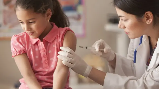 Niña siendo vacunada