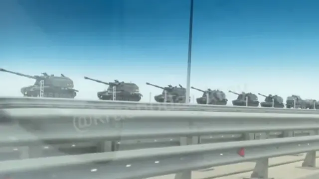 Російські САУ на Кримському мосту