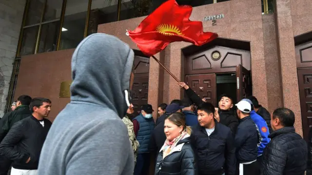Кыргызстандагы соңку парламенттик шайлоо саясий кризиске алып келип, күтүүсүз жерден бийлик алмашты