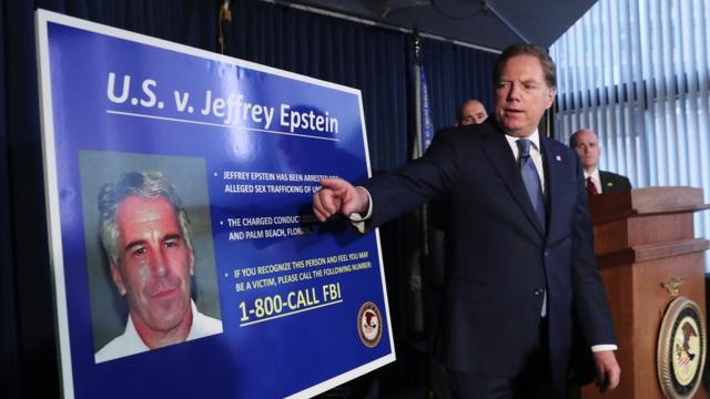Una pancarta mostrando el caso contra Epstein.