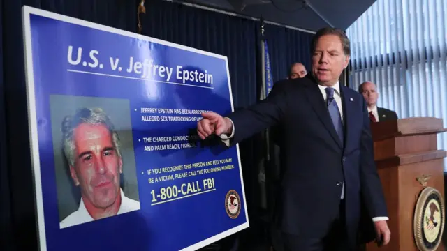 Una pancarta mostrando el caso contra Epstein.