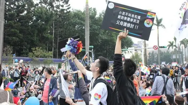 现场一度出现空拍机,从高空拍摄游行群众,许多人纷纷抬头观望(BBC Chinese)。