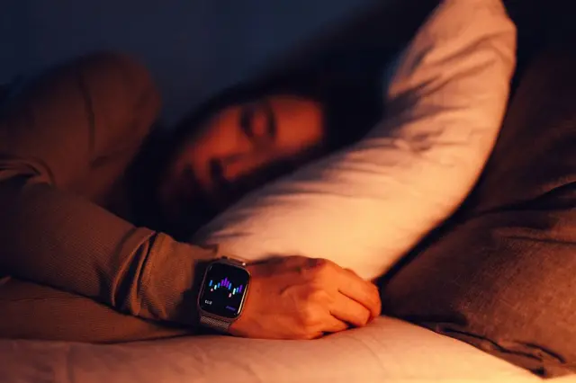 Mujer durmiendo con reloj