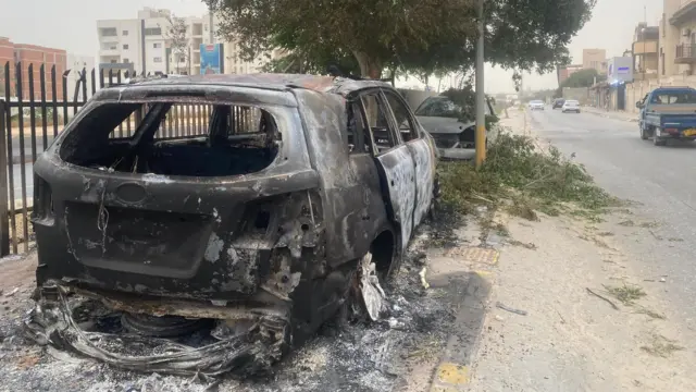 سيارات متضررة ومحترقة في شارع بطرابلس