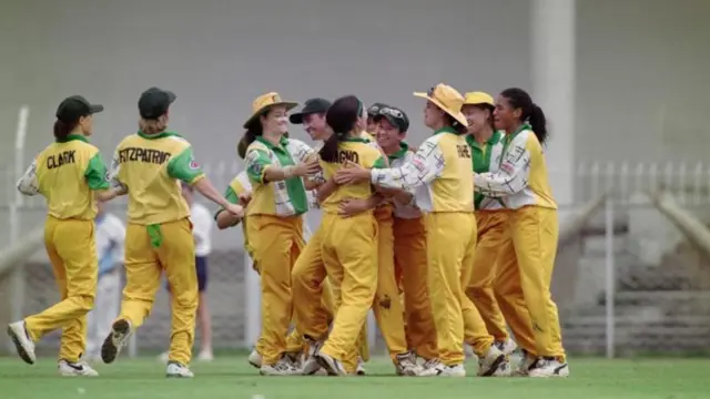 ஆஸ்திரேலிய மகளிர் அணி 50 ஓவர்களில் மூன்று விக்கெட் இழப்பிற்கு 412 ரன்கள் எடுத்தது.
