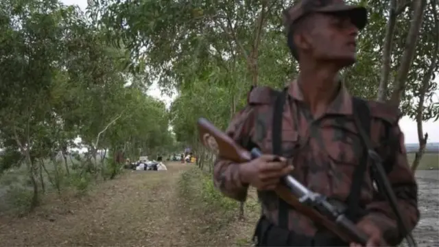 টেকনাফে প্রহরা দিচ্ছেন নিরাপত্তা বাহিনীর একজন সদস্য
