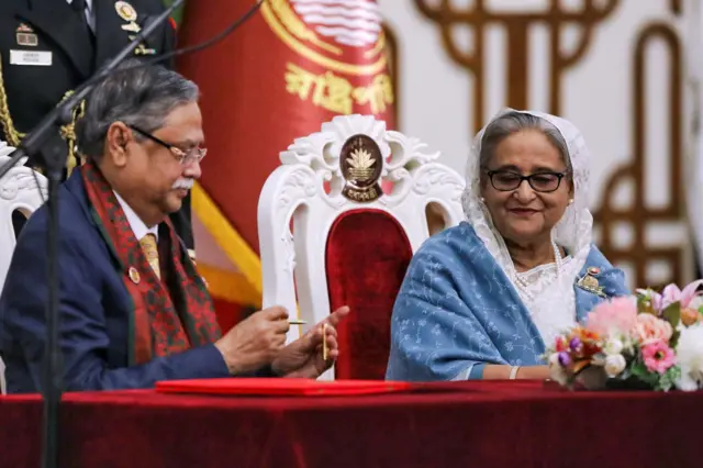 फाइल तस्बिर: ११ ज्यानुअरी २०२४ मा बाङ्ग्लादेशको ढाकामा देशको प्रधानमन्त्रीको रूपमा शेख हसिनालाई शपथ ग्रहण गराउँदै बाङ्ग्लादेशका राष्ट्रपति मोहम्मद शाहबुद्दिन