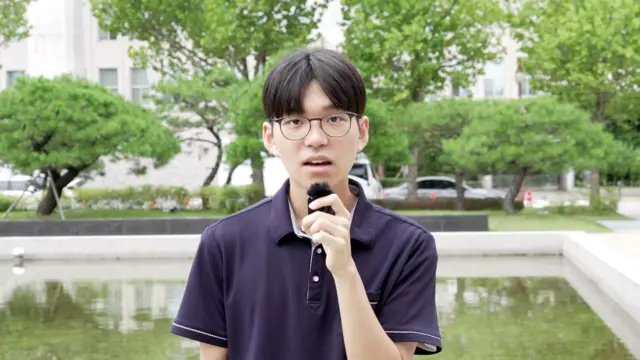 인터뷰하고 있는 서민준 군