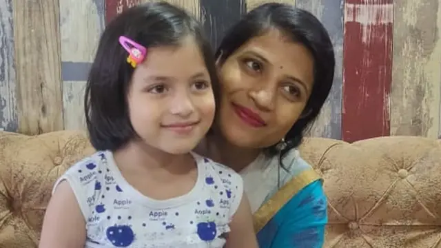 माँ के साथ बच्ची