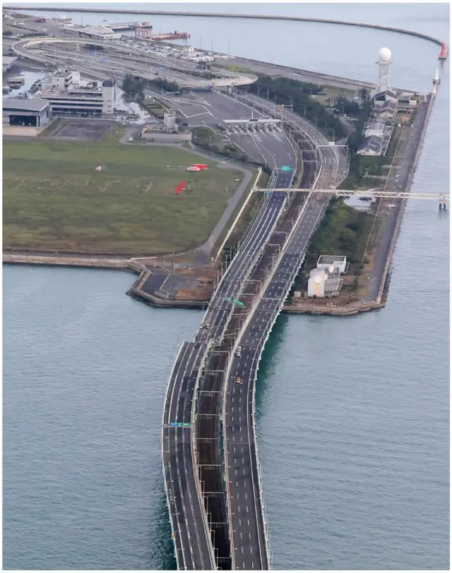 素有"关西国门"之称的关西机场,降下激烈豪雨,随后对外联络的桥梁一边更被漂流船只给撞断,只能单边通行。