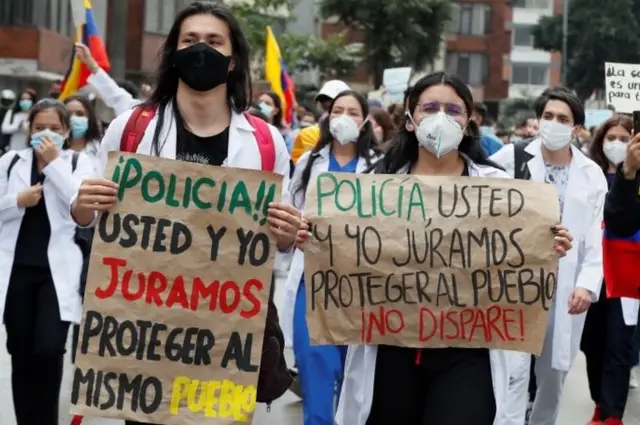 تظاهرات پرستاران و پزشکان. روی پوستر نوشته شده: "پلیس، من و شما سوگند خوردیم از مردم مراقبت کنیم، تیراندازی نکنید"