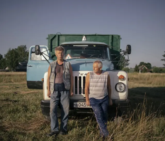 Aleksej i Oleg čekaju početak rada na terenu u selu Jelisavetino