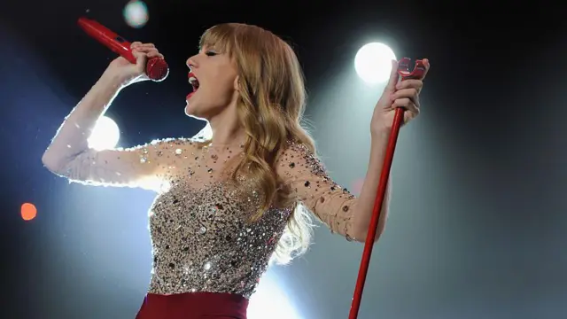 Taylor Swift se apresenta com um top cravejado de joias durante o Z100 Jungle Ball em 2012
