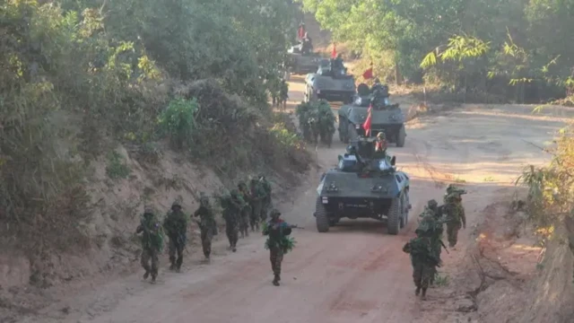 ၂၀၁၈ ခုနှစ်က ရွှေသောင်ယံမှာလုပ်တဲ့ မြန်မာစစ်တပ် ကြည်း၊ ရေ၊ လေ ပူးပေါင်းစစ်ဆင်ရေးလေ့ကျင့်မှု (ဆင်ဖြူရှင်) တုန်းက တွေ့ရတဲ့ မြင်ကွင်း (ပုံဟောင်း)