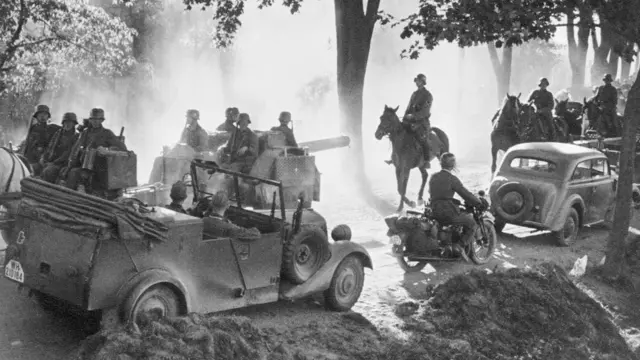 Soldados alemanes avanzando sobre Polonia.