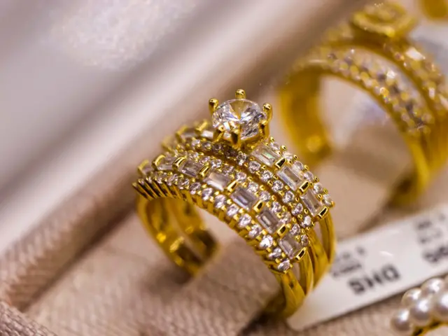 બીબીસી ગુજરાતી સોનું ચાંદી ગોલ્ડ સિલ્વર લોન બૅન્ક ફાઇનાન્સ રિઝર્વ બૅન્ક આરબીઆઈ