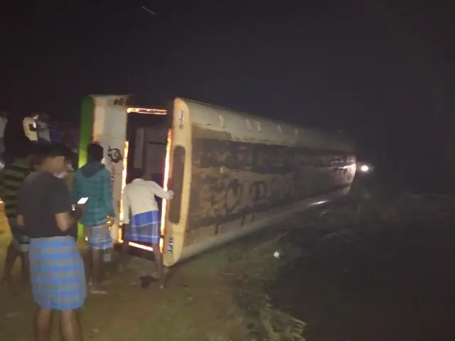 బోల్తా పడిన బస్సు