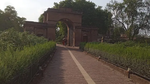रेज़ीडेंसी में चर्च, मस्जिद और इमामबाड़ा भी है. अब यहाँ काफ़ी पर्यटक आते हैं