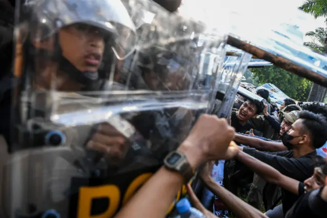 Personel kepolisan berupaya membubarkan mahasiswa yang menerobos pagar saat berunjuk rasa menolak pengesahan Revisi UU Pilkada di depan Gedung DPR, Jakarta, 22 Agustus 2024.