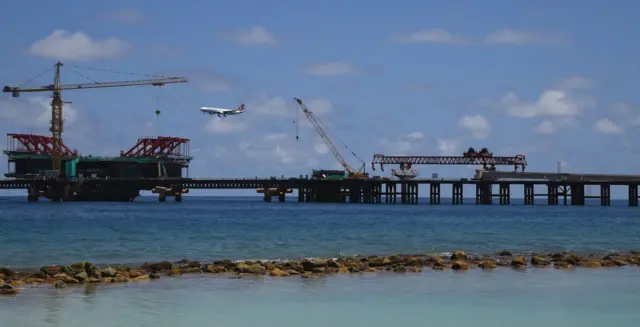 राजधानी माले को हुलहुले द्वीप के एयरपोर्ट से जोड़ने के लिए बनी सड़क