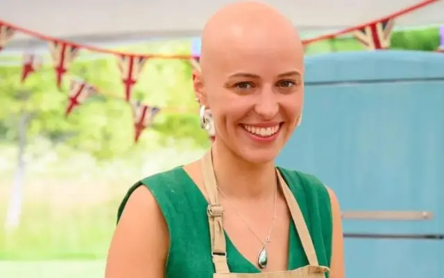 Jasmine agaragara aseka kandi nta musatsi na muke afite kumutwe.