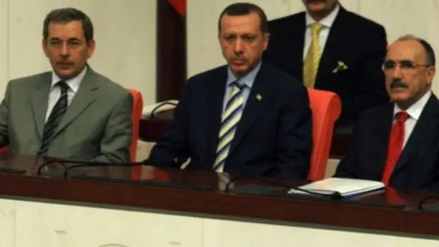 2007-ci ildə o vaxtkı prezident Abdullah Gülün andiçmə mərasimini Abdüllatif Şener və o vaxtkı Baş nazir Erdoğan birlikdə izləyir