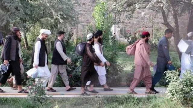 عناصر من طالبان بصدد مغادرة سجن حكومي