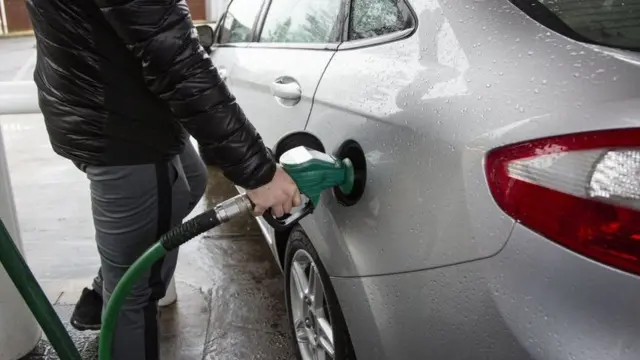 Qora erkak xotinini juda qalin sik bilan sikadi, u yiglaydi. Kavkazlar rus ayolini qattiq sikishadi