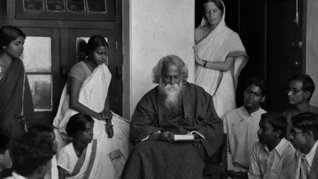 শান্তিনিকেতনে বিশ্বভারতী বিশ্ববিদ্যালয়ে শিক্ষার্থী পরিবৃত রবীন্দ্রনাথ ঠাকুর। (১৯২৯সাল)