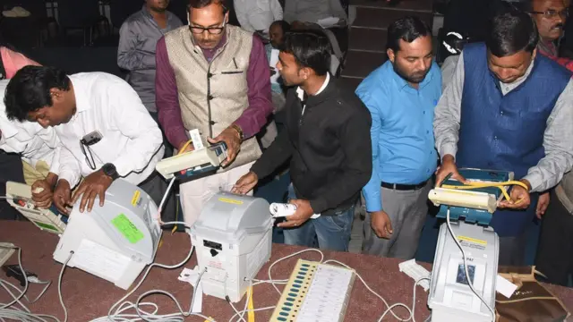 ভারতে ইভিএম নিয়ে প্রশিক্ষণ শিবির চলছে। ফাইল ছবি