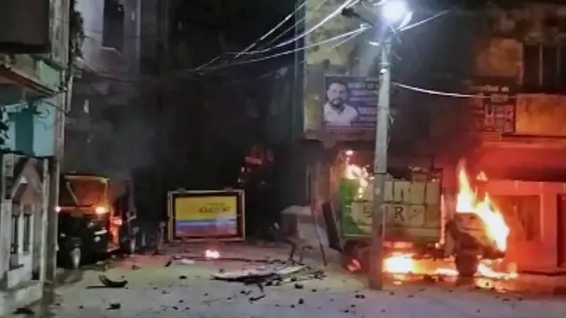 چارواکي وايي، د مظاهرو بهیر کې څو ځایه اورونه هم لګول شوي وو.