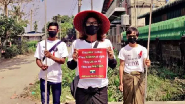 အာဏာသိမ်းကာလ ဆန္ဒပြခဲ့တဲ့ ကိုစံလင်းစံနဲ့ အဖွဲ့ 