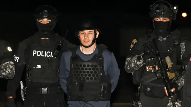 Ángel Esteban Aguilar custodiado por la policía