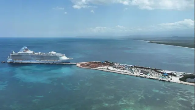 Un crucero llegando a Pedernales.