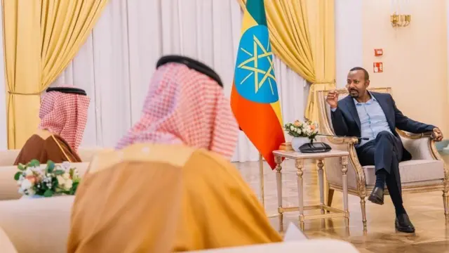 ጠቅላይ ሚኒስትር ዐቢይ አሕመድ፤ ከሳዑዲ አረቢያ የውጭ ጉዳይ ሚኒስትር ልዑል ፋይሰል ቢን ፋርሃን አል ሳዑድን ሲያነጋግሩ