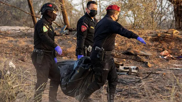 Equipos de rescate trabajando en el lugar de la tragedia durante el sábado por la tarde.