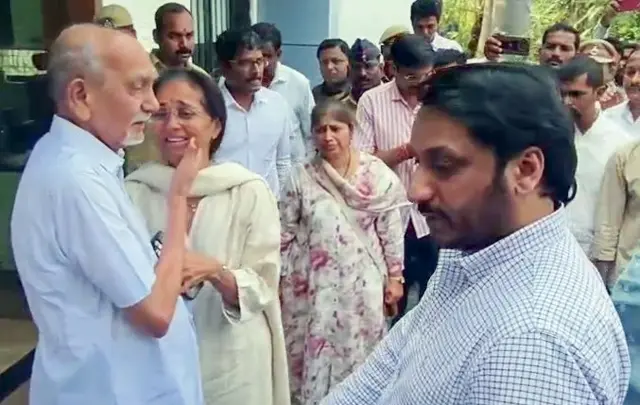 अजीत पवार के बुधवार को बारामती में एक चार्टर विमान दुर्घटना में निधन के बाद, एनसीपी-एससीपी सांसद सुप्रिया सुले पवार परिवार के सदस्यों से मुलाकात के दौरान भावुक हो गईं और उनकी आंखों में आंसू आ गए. 