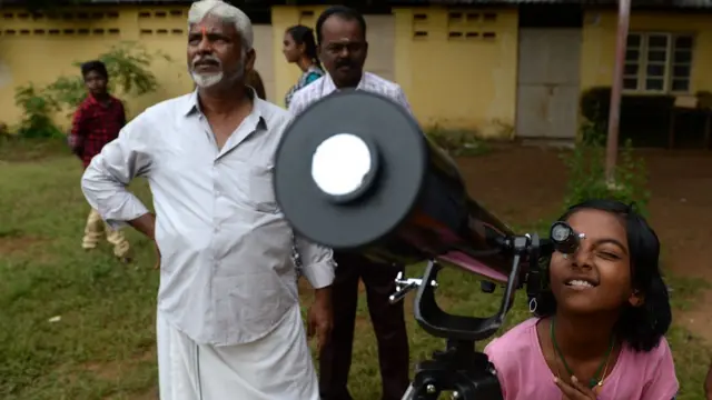 ভারতে বিভিন্ন এলাকায় শিশুদের সূর্যগ্রহণ দেখার জন্য নানারকম আয়োজন করা হয়