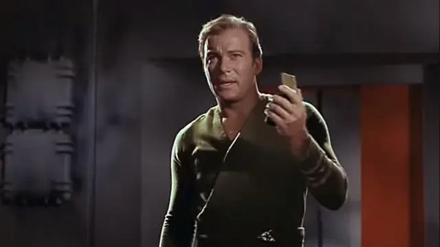 স্টারট্রেকের চরিত্রের হাতে কমিউনিকেটর