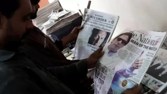 इमरान ख़ान की जीत से जुड़ी खबर पढ़ते लोग