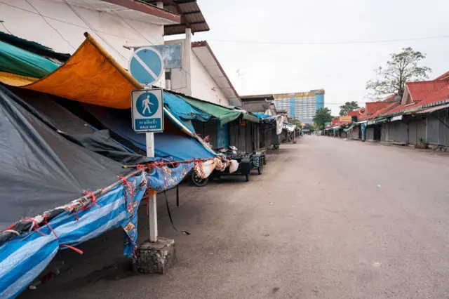 บรรยากาศร้านค้าต่าง ๆ ย่านตลาดโรงเกลือและบริเวณโดยรอบหน้าด่านคลองลึกหยุดให้บริการ หลังเจ้าหน้าที่ปิดกั้นถนนตลอดเส้นทางเข้าด่านชายแดน ห้ามรถยนต์ทุกชนิดผ่านและห้ามบุคคลที่ไม่เกี่ยวข้องเข้าพื้นที่โดยเด็ดขาด หลังเกิดเหตุปะทะบริเวณชายแดนไทยกัมพูชา (เมื่อ 11 ธ.ค 2568)