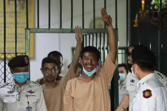 จตุภัทร์ บุญภัทรรักษา ปิยรัฐ จงเทพ และภาณุพงศ์ จาดนอก ชูสามนิ้วขณะเดินทางออกจากศาลอาญา